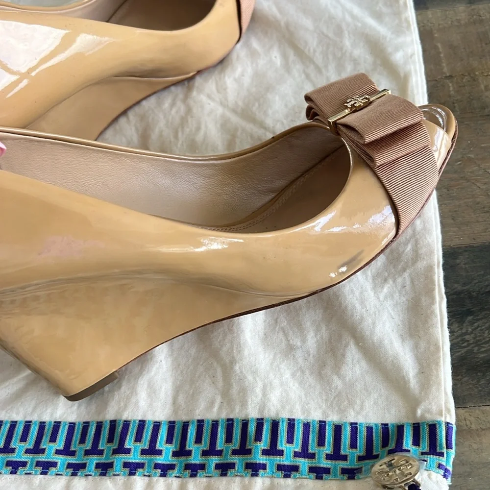 Tory Burch Trudy Beige Patent Wedge Heels - Picture 5 of 6